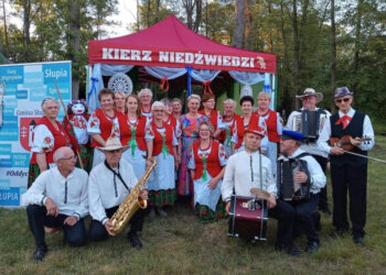Na zdjęciu: KGW Kierzanki wraz z kapelą Wyleniałe Niedźwiedzie
/ Fot. KGW Kierzanki