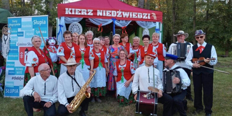 Na zdjęciu: KGW Kierzanki wraz z kapelą Wyleniałe Niedźwiedzie
/ Fot. KGW Kierzanki